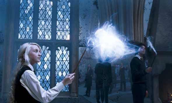 Luna Lovegood spricht einen Patronus Zauber aus. Bild © 2007 Warner Bros. Ent